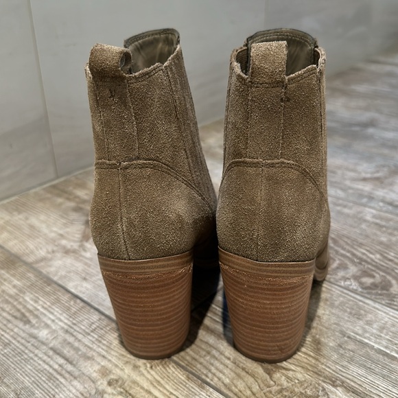 Beautiful Mark Fisher taupe suede booties,Sz 8 - Picture 3 of 5